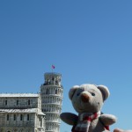 Pauli hält den schiefen Turm von Pisa