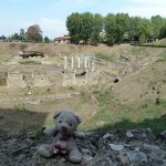 Pauli in einer Arena-Ruine in Volterra