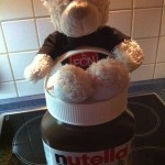 Nic sitzt auf 5 kg Nutella
