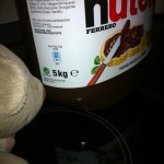 Pauli kuckt auf 5 kg Nutella
