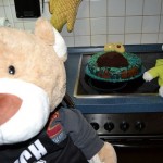Ted und Nic backen Paulis Krümelmonster Kuchen (21)