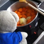 Pauli kocht Karotten-Tomaten-Soße mit Schnitzel (5)