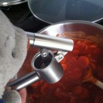Pauli kocht Karotten-Tomaten-Soße mit Schnitzel (8)