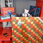 Pauli packt Geschenke