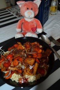 Mimi kocht Tofu-Nudel-Pfanne (1)